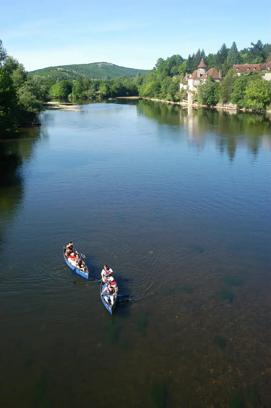 Deux canoës sur une rivière paisible en Périgord