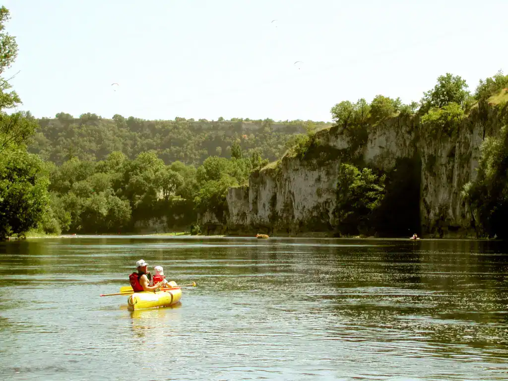 Canoë jaune avec deux personnes sur rivière falaises calcaires