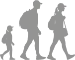 Silhouettes de famille en randonnée avec sacs à dos