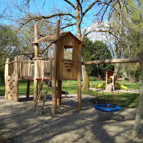 Aire de jeux en bois naturel avec cabane et balançoire