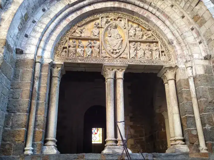 Portail roman sculpté d'une église médiévale en pierre