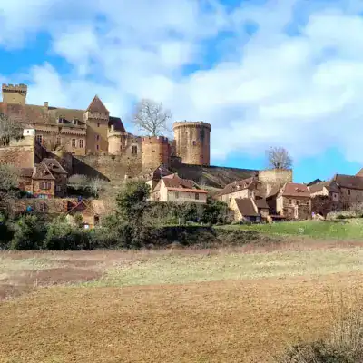 Château médiéval de Castelnau-Bretenoux dominant village rural français