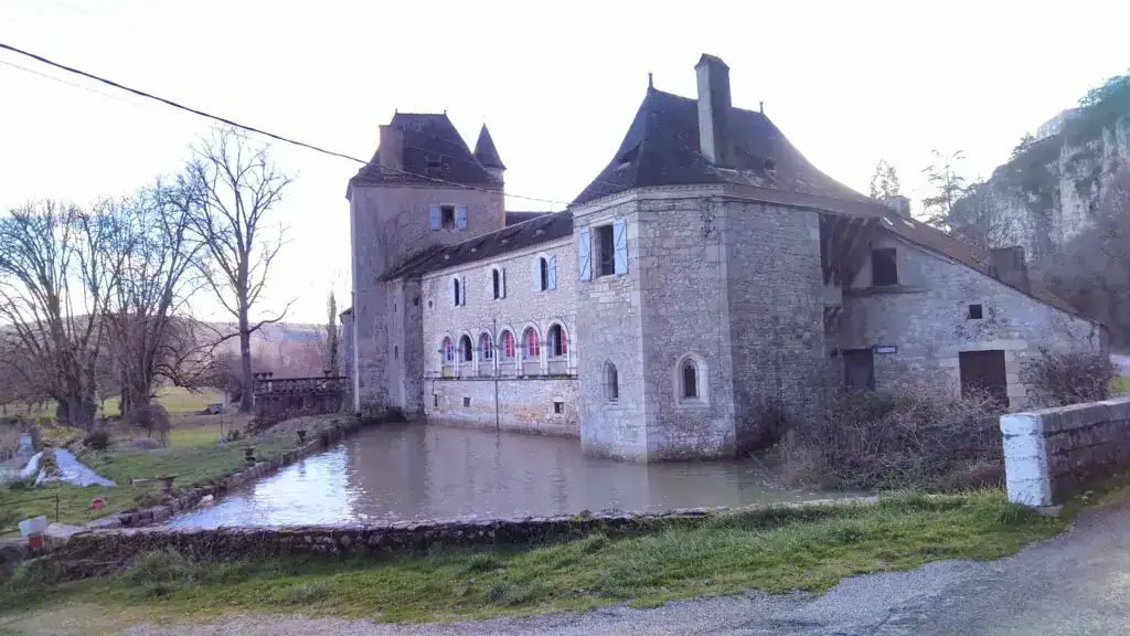 Manoir médiéval en pierre au bord de l'eau en France